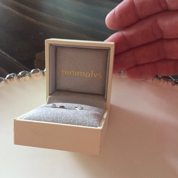 14 k White gold diamond earrings. - Picture 4 of 8